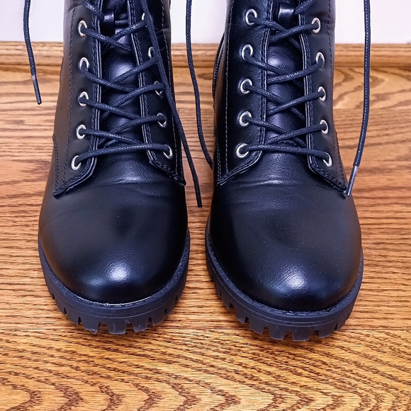 Like New Black SO Lace-Up Combat Boots (Size 8.5) - Picture 5 of 8